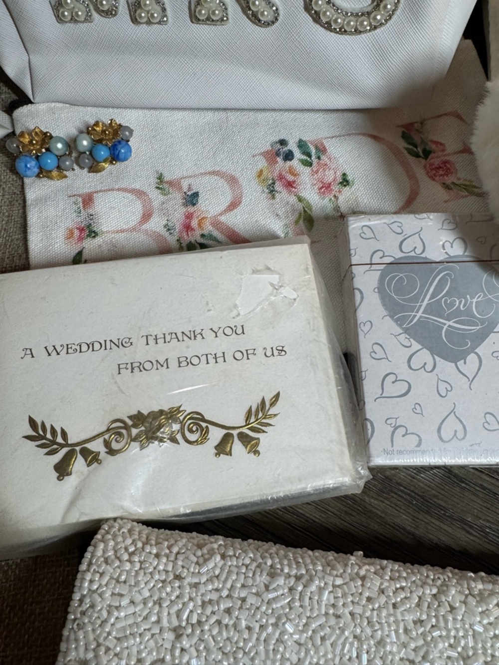 Bridal‎ Gift Set - White & Gold "BRIDE" Pouch + "MRS" & "I DO" Accessories - Picture 8 of 16